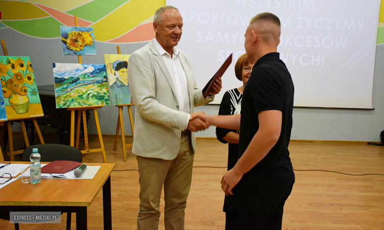 Burmistrz wręczył stypendia dla sportowców z gminy Bardo