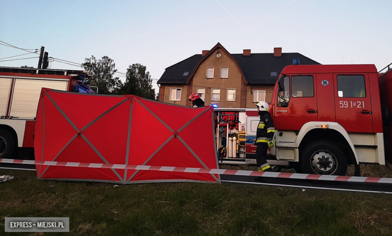 Śmiertelny wypadek na krajowej ósemce w Szklarach. Motocyklista potrącił pieszego