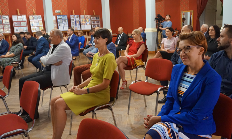 W uroczystości uczestniczyli przedstawiciele 25 gmin, a promesy w imieniu samorządu województwa wręczył wicemarszałek Grzegorz Macko
