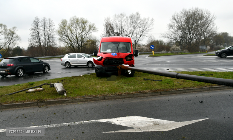 Zderzenie toyoty i forda na skrzyżowaniu ul. Legnickiej z krajową ósemką