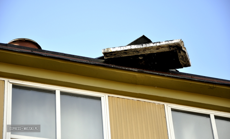 Zerwane dachy, uszkodzone obiekty mieszkalne i infrastruktura. Mocny wiatr wciąż daje się we znaki