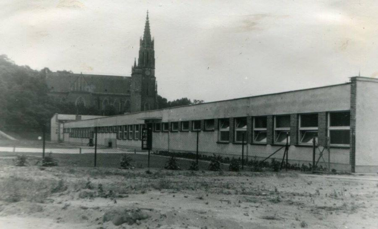 Nowy budynek szkoły oddany do użytku w 1960 roku