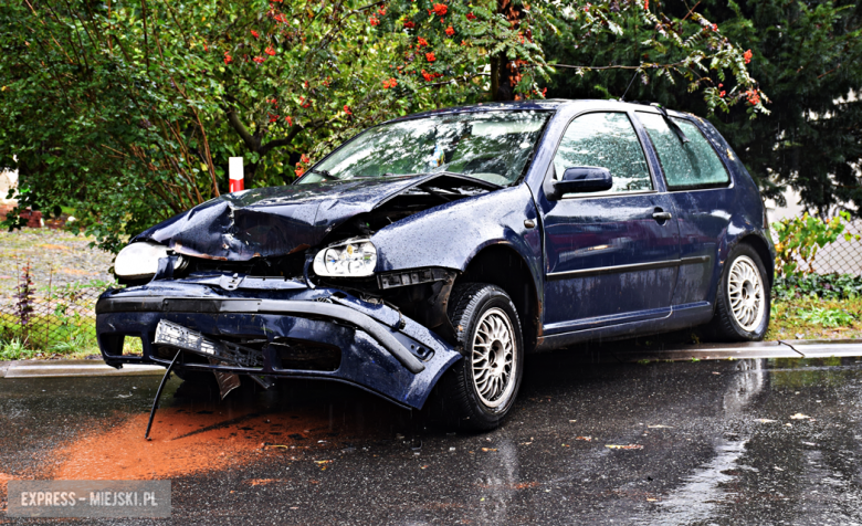 Czołowe zderzenie z udziałem dwóch samochodów osobowych w Ziębicach