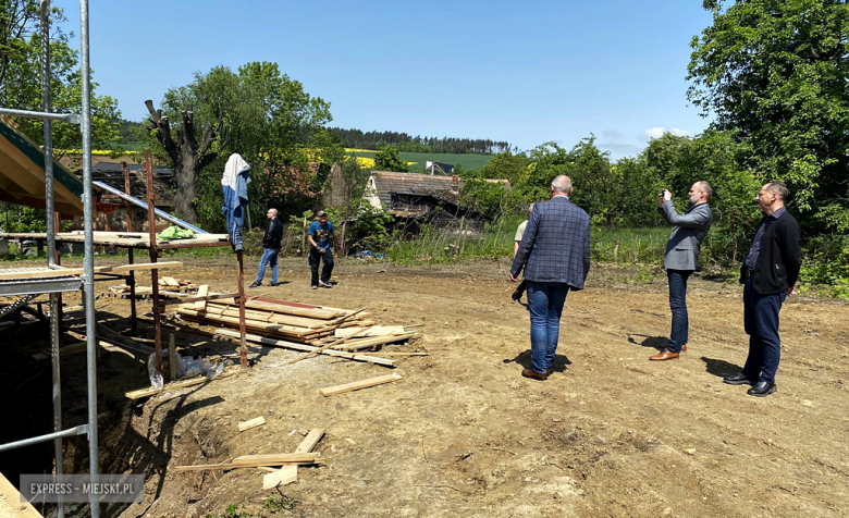 Trwają intensywne prace nad budową świetlicy wiejskiej w Grochowej. Obiekt już stoi