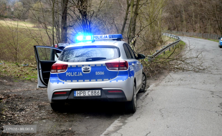 Volkswagen wypadł z drogi przed Opolnicą. Przy aucie pijany 29-latek