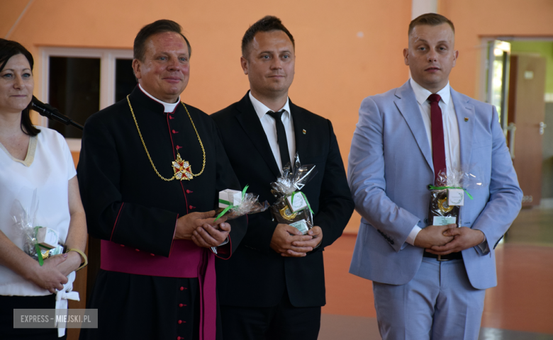 Oficjalne nadanie sztandaru Szkole Podstawowej im. Adama Mickiewicza w Ciepłowodach