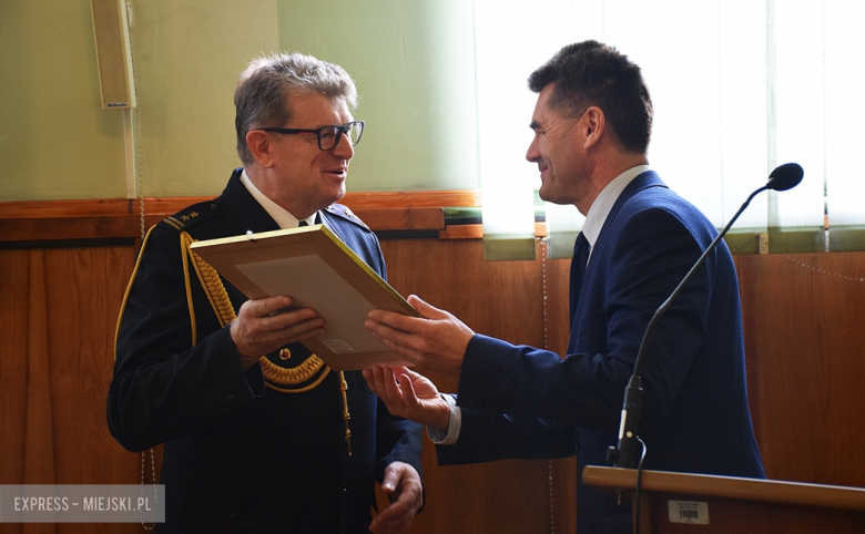 Starosta Roman Fester dziękuje za współpracę Marianowi Płachytce - komendantowi KP PSP w Ząbkowicach