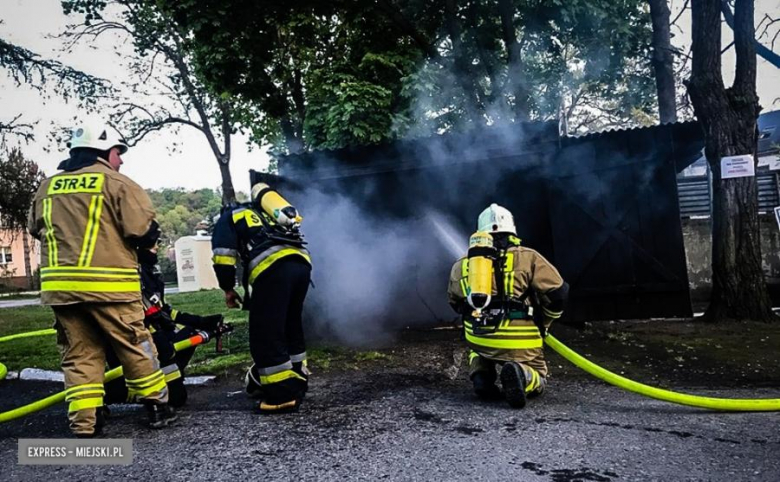 Pożar garażu na ul.Skoroleckiej w Kamieńcu Ząbkowickim
