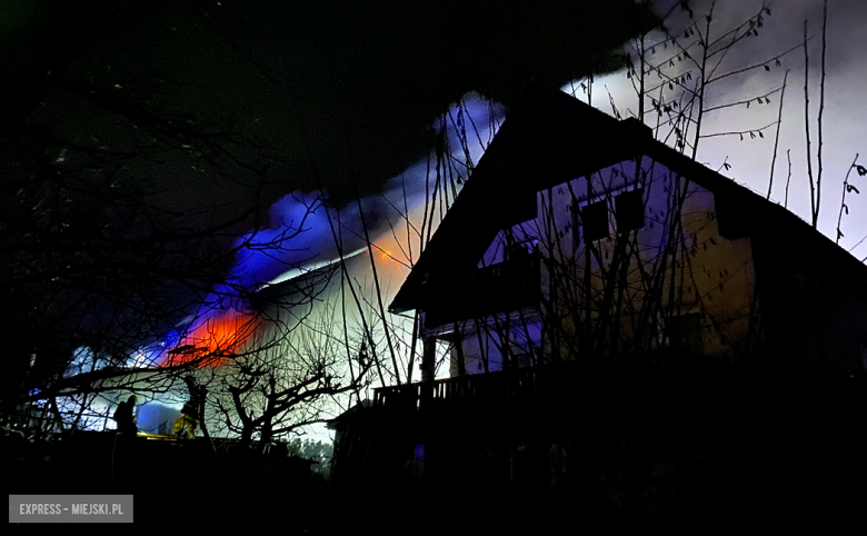 Pożar domu w Kamieńcu Ząbkowickim. Z ogniem walczy kilkudziesięciu strażaków