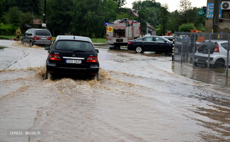 Ulica Przemysłowa w Ziębicach w piątkowy poranek po intensywnych opadach deszczu