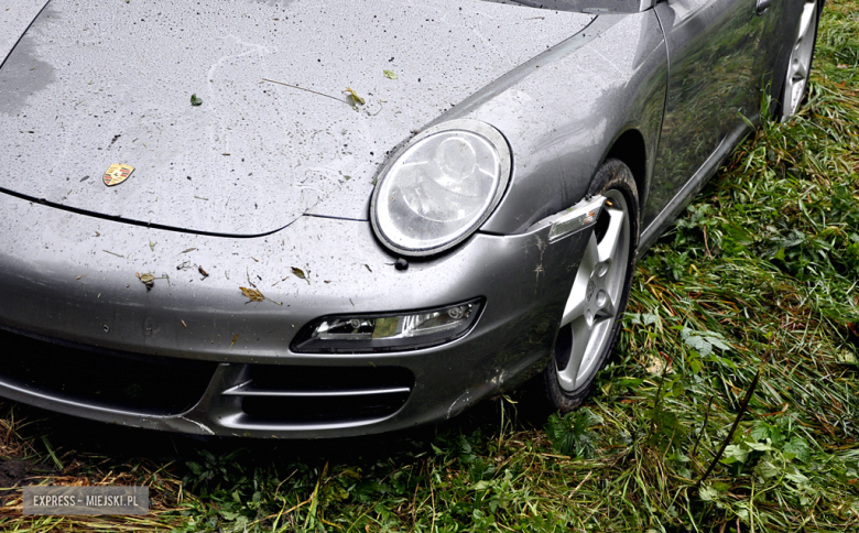 Porsche wypadło z drogi w Stolcu