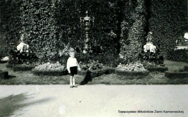  Karl Heinz Bollmann, lato 1935, pałac w Kamieńcu Ząbk. Młody turysta przed pałacem w Kamieńcu 