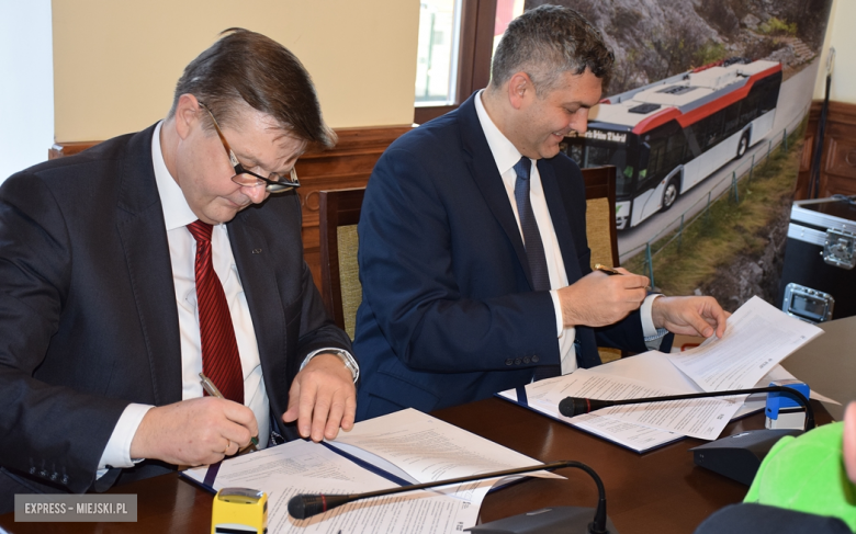 Umowa podpisana. Siedem nowoczesnych autobusów hybrydowych trafi do gminy Ząbkowice Śląskie