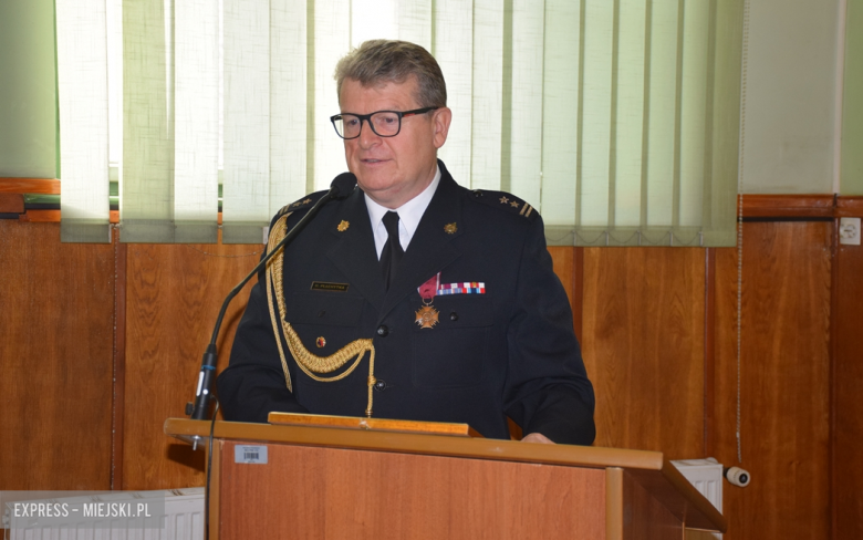 Marian Płachytka dziękuje za współpracę urzędnikom, radnym i wszystkim osobom, które przyczyniły się do rozwoju straży pożarnej i podniesienia bezpieczeństwa na terenie powiatu ząbkowickiego