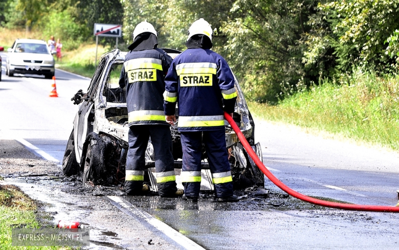 Na drodze wojewódzkiej nr 385 w Stolcu doszczętnie spłonął samochód osobowy marki BMW