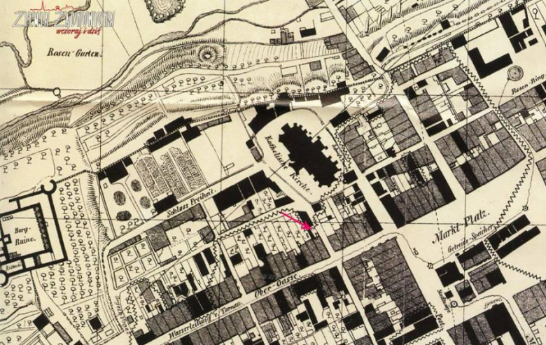 Na planie miasta sprzed pożaru z 1858 roku przedstawiono miejsce odkrytej studni