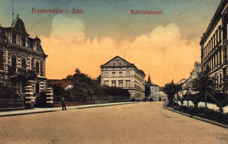 Ul.I Maja. Po prawej budynek z lat 70 XIXw. zwany "Kaiserhaus", dziś siedziba Urzędu Miejskiego. Zadrzewione miejsce po lewej pomiędzy budynkami jest dziś betonowym parkingiem.