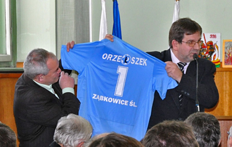 Koszulka Orła dla burmistrza od Zarządu Klubu Sportowego Orzeł