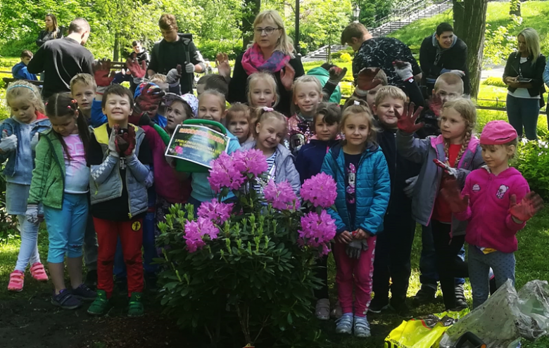 „Zielona Gmina”. Przedszkolaki sadziły drzewka w parku miejskim