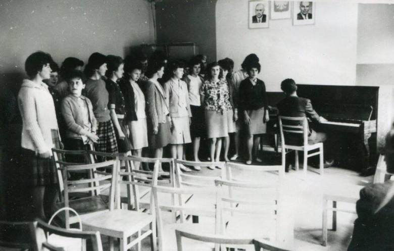 Zenon Kordas wraz z uczennicami - 1963 rok