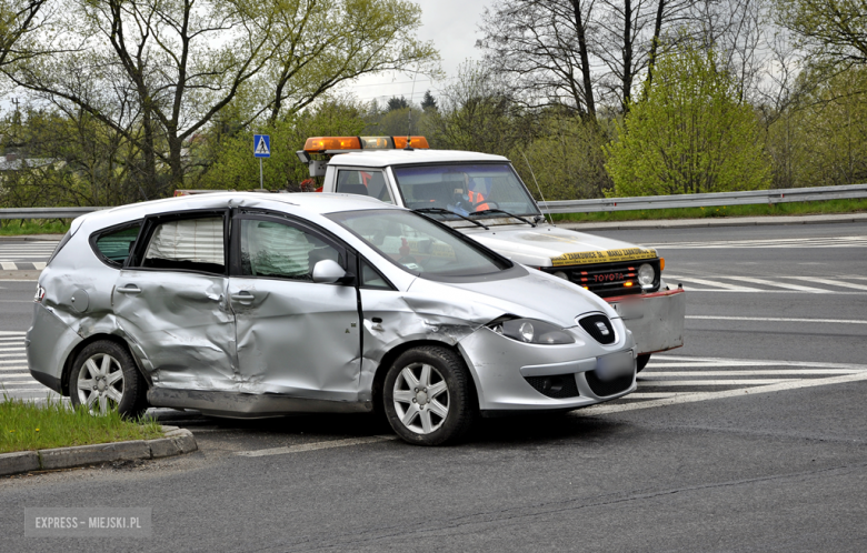 Na skrzyżowaniu krajowej ósemki z ul. Legnicką zderzyły się trzy pojazdy