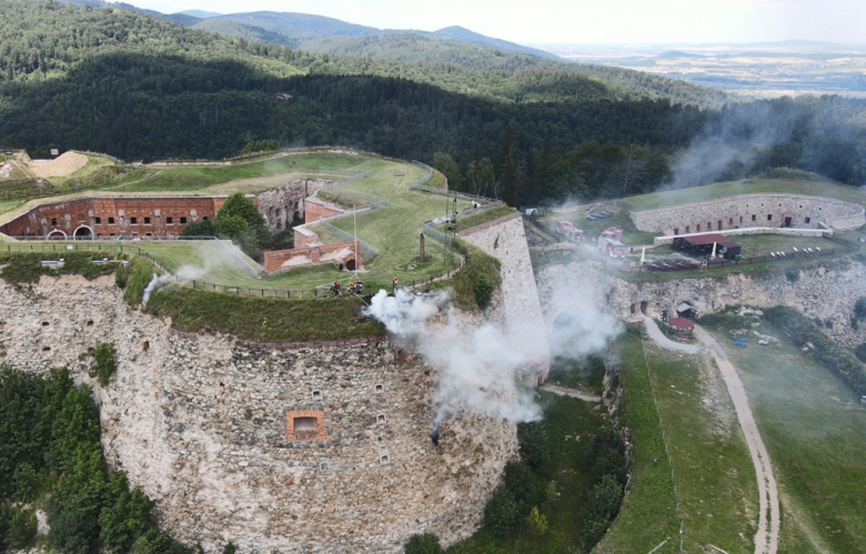 Twierdza Srebrna Góra po wczorajszym pożarze, do którego doszło w pomieszczeniu strzelnicy, jest już ponownie otwarta dla turystów