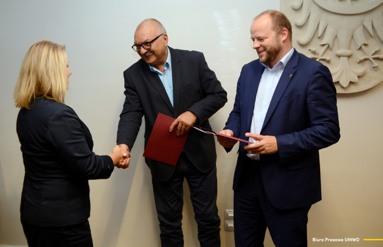 Podpisanie listu intencyjnego w sprawie deklaracji współpracy w kontekście przejmowania i rewitalizacji przez Samorząd Województwa Dolnośląskiego linii kolejowych