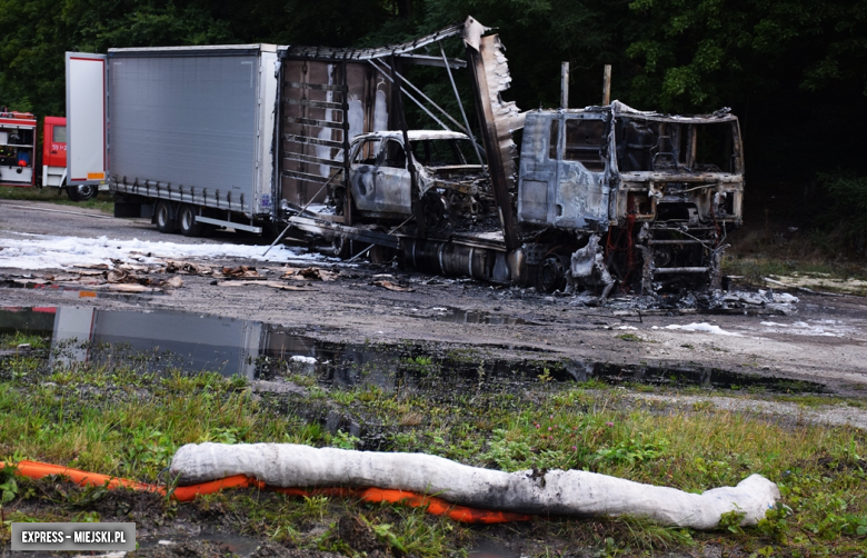 W Kamieńcu Ząbkowickim spłonął samochód ciężarowy i osobowe BMW