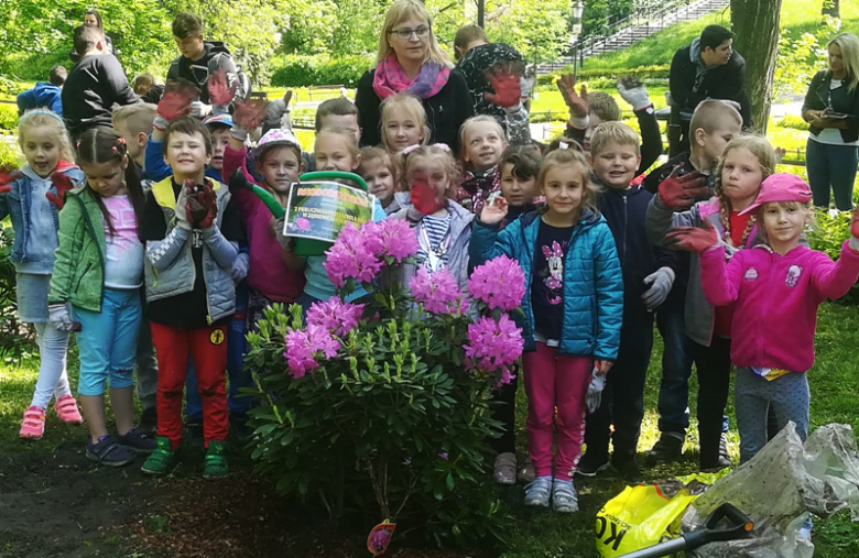 „Zielona Gmina”. Przedszkolaki sadziły drzewka w parku miejskim