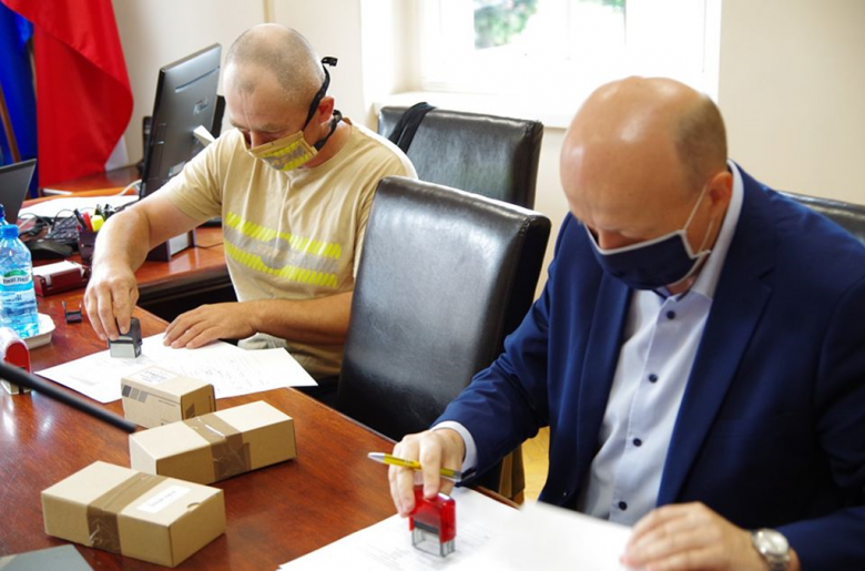 Urzędzie Miejskim w Ziębicach odbyło się przekazanie nowoczesnych radiotelefonów, które zasilą jednostki OSP z Henrykowa, Niedźwiedzia i Lubnowa