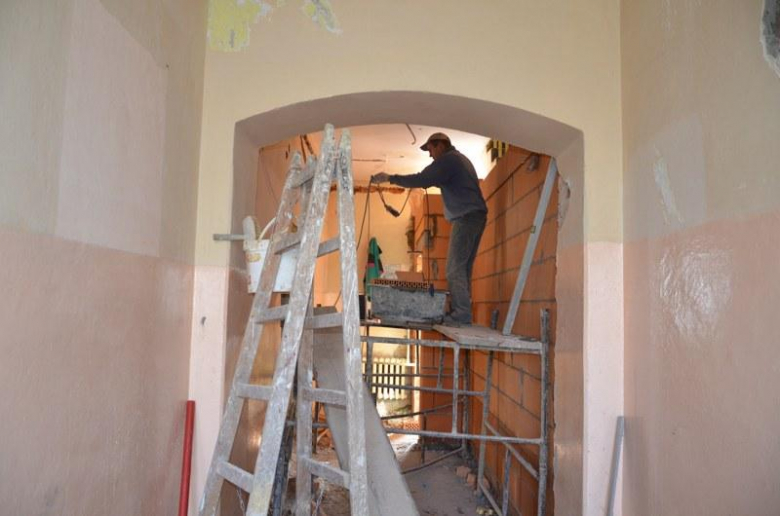 Trwa przebudowa pomieszczeń w budynku po byłej szkole na Punkt Przedszkolny w Bobolicach