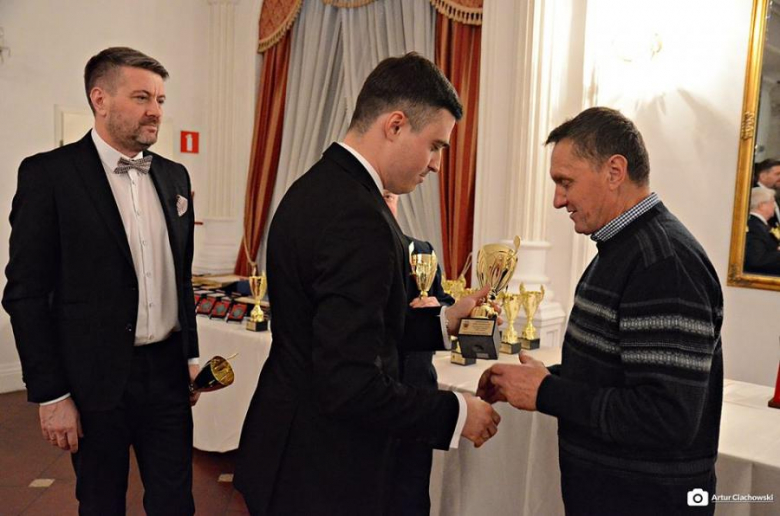 Z rąk Dariusza Stachurskiego nagrodę odbiera Józef Bednarczyk związany z Polonią Ząbkowice Śląskie