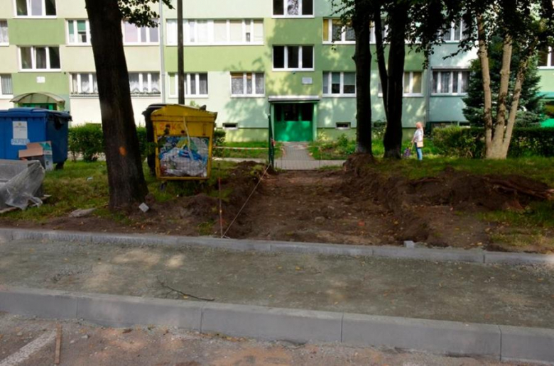 Trwa przebudowa chodnika na osiedlu XX-lecia w Ząbkowicach Śląskich.