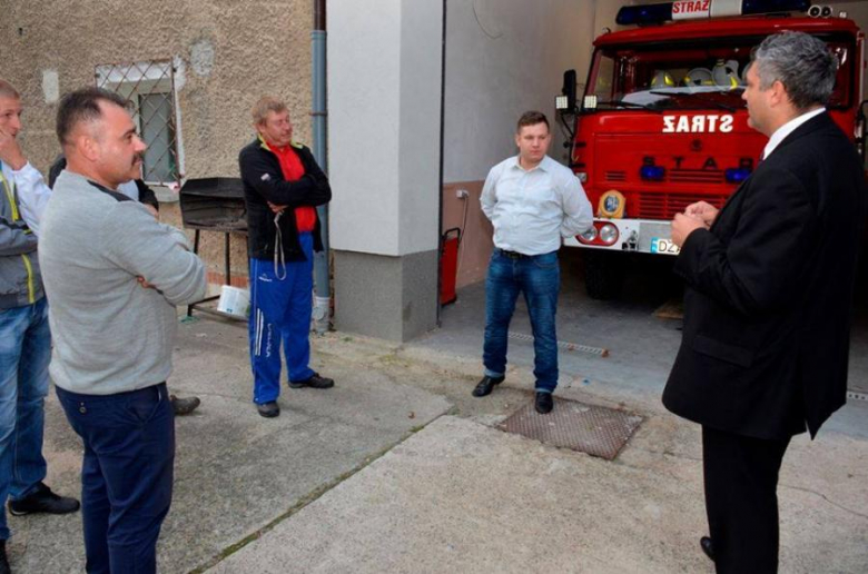 Strażacy-ochotnicy z Olbrachcic Wielkich podczas prezentacji defibrylatora burmistrzowi Marcinowi Orzeszkowi