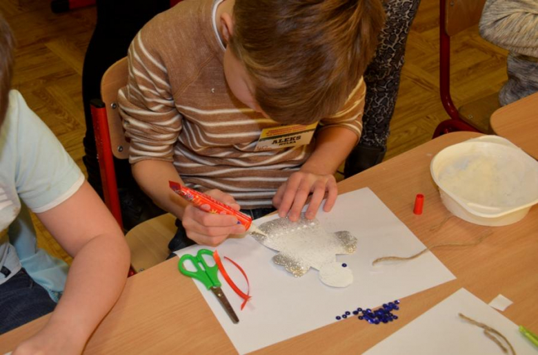 Świąteczne zajęcia plastyczne w Ząbkowickim Uniwersytecie Dziecięcym [FOTO]