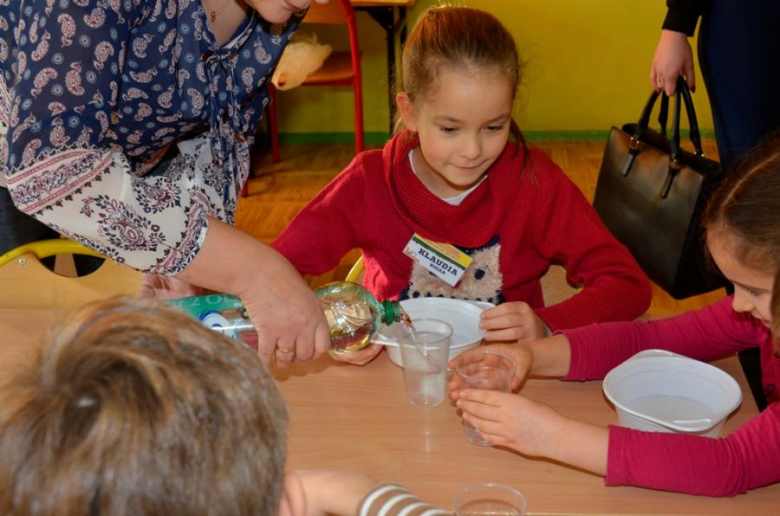 Świąteczne zajęcia plastyczne w Ząbkowickim Uniwersytecie Dziecięcym [FOTO]