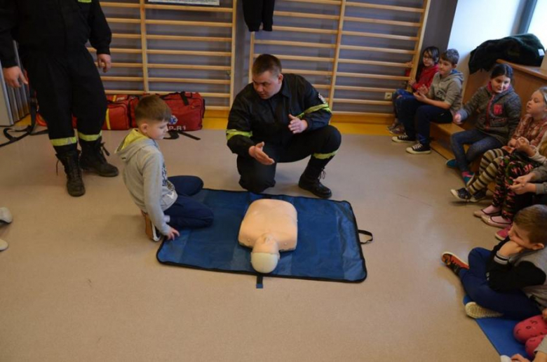 Strażacy uczyli dzieci udzielania pierwszej pomocy
