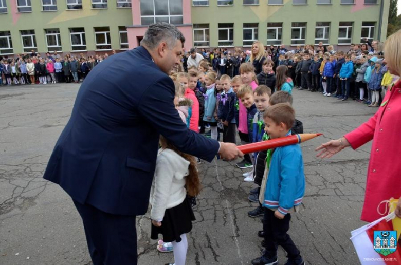 Pasowanie uczniów klas pierwszych w Szkole Podstawowej nr 3 w Ząbkowicach Śląskich