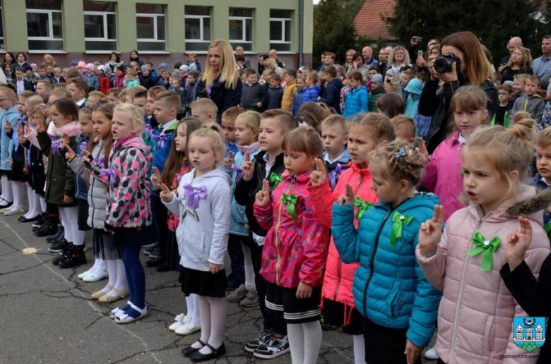 Pasowanie uczniów klas pierwszych w Szkole Podstawowej nr 3 w Ząbkowicach Śląskich