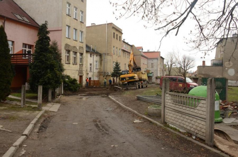 Ruszyły prace rewitalizacyjne podwórek przy ul. Ciasnej w Ząbkowicach Śląskich