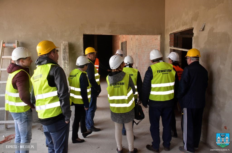 Wizyta radnych na budowie krytego basenu w Ząbkowicach Śląskich