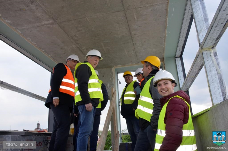 Wizyta radnych na budowie krytego basenu w Ząbkowicach Śląskich