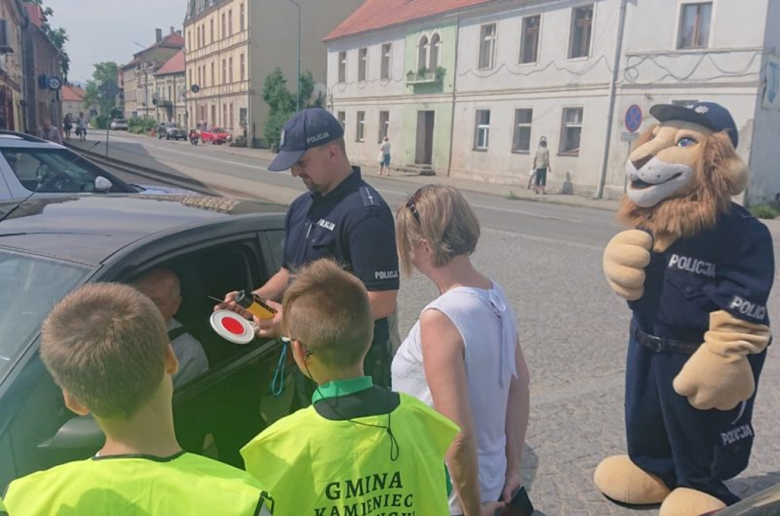 Dzieci z policjantami i Komisarzem Lwem kontrolowały kierowców