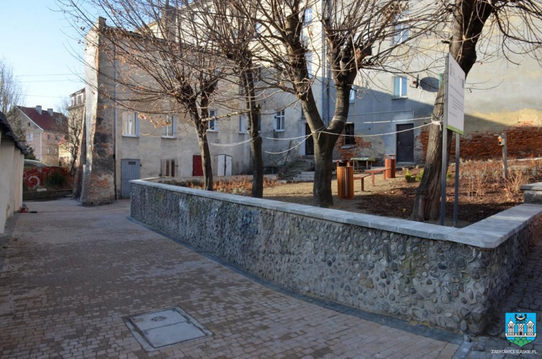 Podwórko przy ul. Szkolnej przebudowane w ramach projektu „Poprawa Środowiska Miejskiego w Gminie Ząbkowice Śląskie”