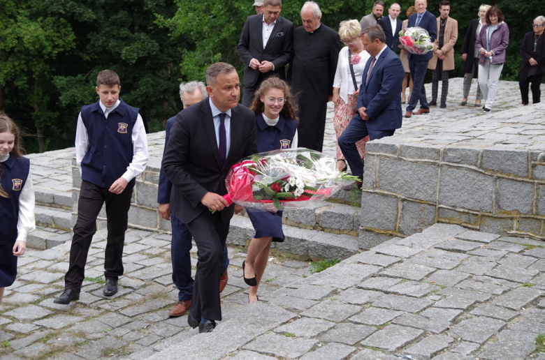 W 82 rocznicę wybuchu II wojny światowej złożono kwiaty pod pomnikiem Orła Piastowskiego 