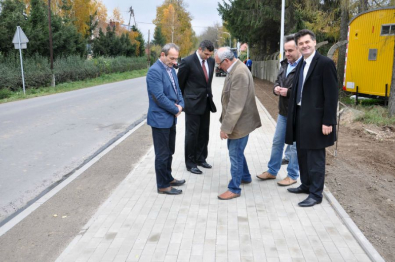 Nowy chodnik powstał przy współpracy starostwa powiatowego z gminą Ząbkowice Śląskie