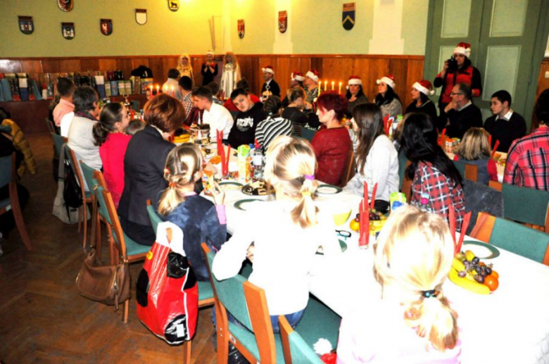 Dzieci z zawodowych rodzin zastępczych na spotkaniu ze św. Mikołajem