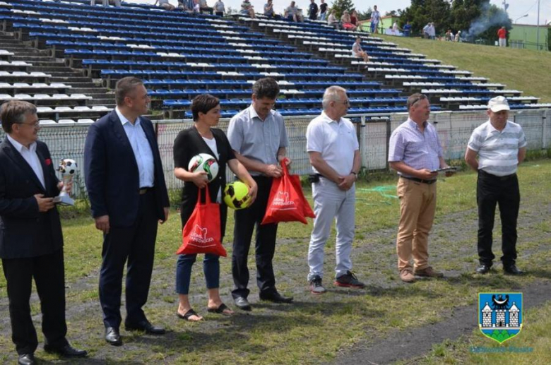 Piłkarze Orła w cuglach wywalczyli awans do ligi dolnośląskiej i odebrali zasłużone gratulacje