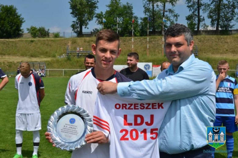 Piłkarze Orła w cuglach wywalczyli awans do ligi dolnośląskiej i odebrali zasłużone gratulacje