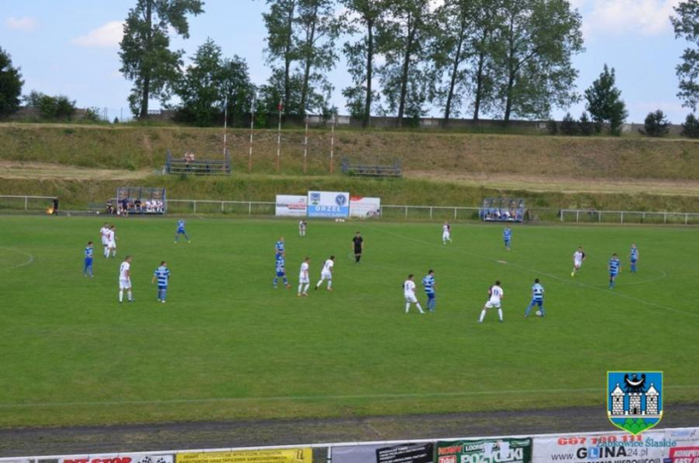 Po gratulacjach przyszedł czas na mecz. Biało-niebiescy pokonali Karolinę Jaworzyna Śląska 16:0 (9:0).